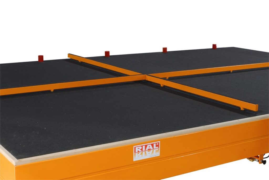 Mesa de Corte Básica (2,6×3,7m) – Rial SA